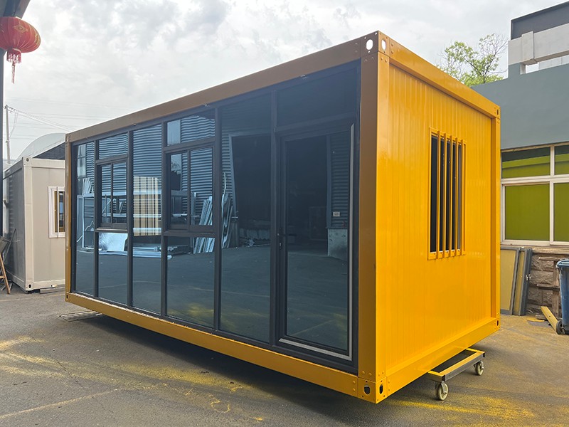 Maison de récipient en verre jaune
