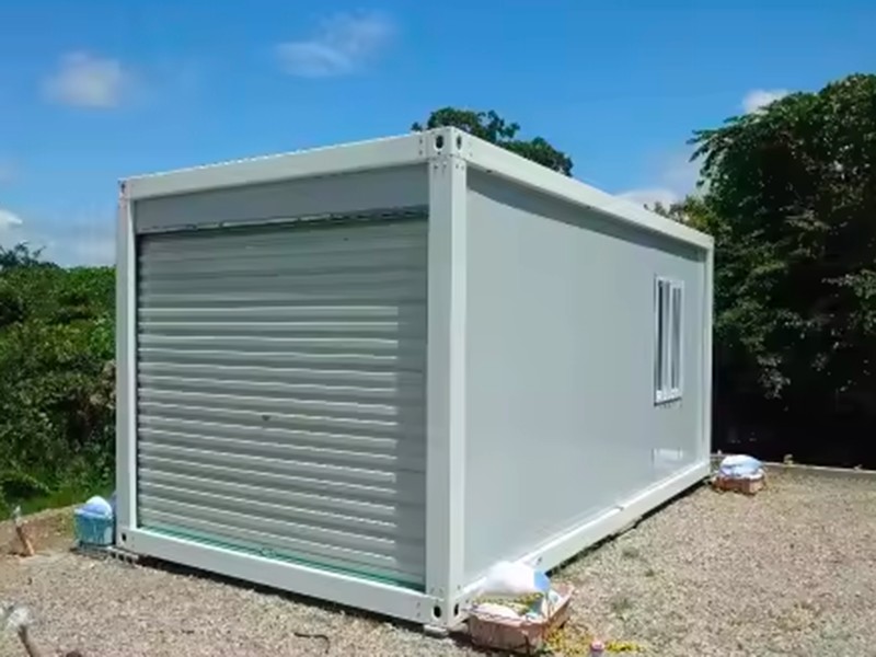 Garage conteneur avec porte roulante