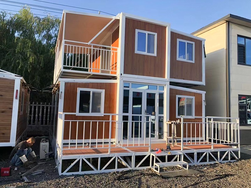 Maison conteneur extensible à 2 étages avec balcon