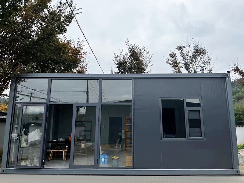 Maison de conteneur en verre gris foncé