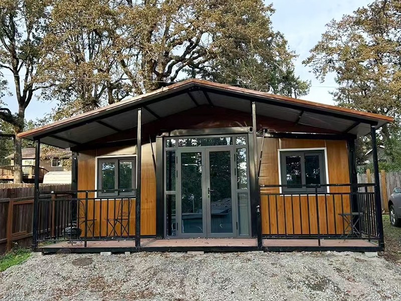 Maison conteneur extensible à un étage avec balcon